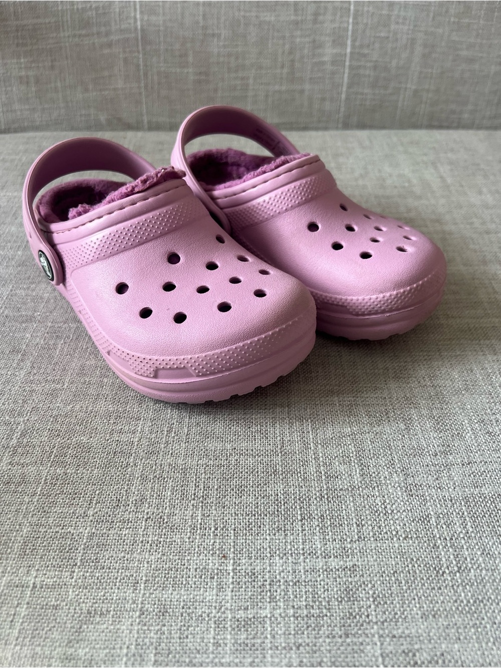CROCS Dual Comfort Girls/Kids Pink Faux fur Lined mule Clogs w/strap, size 10 - Picture 2 of 8
